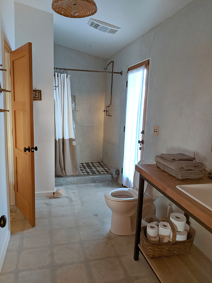 Simple Modern Cabin - basic amenities