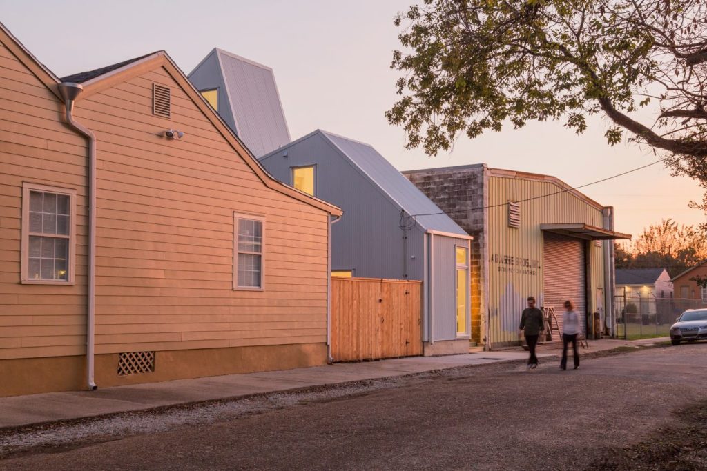 Small modern urban house on a non-conforming lot