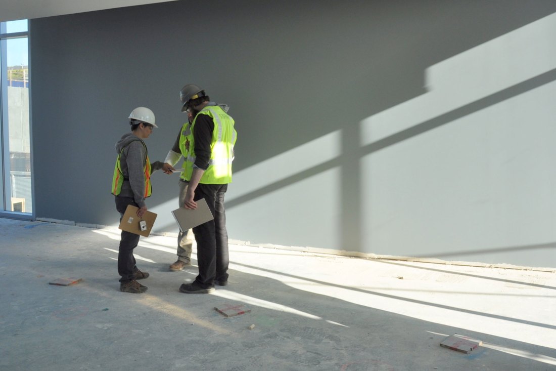 What does an architect do - construction meeting